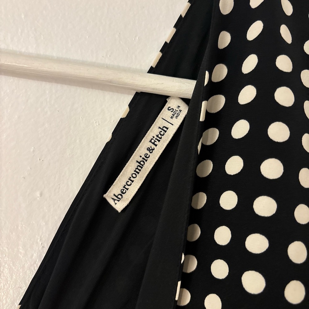 Abercrombie & Fitch Black and White Polka Dot Sleeveless V-Neck Peplum Tank - Picture 2 of 3